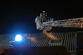 FW LK Neunkirchen: Wohnhaus nach Brand im Dachgeschoss unbewohnbar