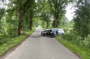 Polizeiinspektion Stade: POL-STD: 83-jährige Autofahrer bei Unfall zwischen Harsefeld und Hollenbeck schwer verletzt