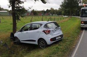 Kreispolizeibehörde Höxter: POL-HX: Auto am Heck getroffen und gegen Baum geschleudert