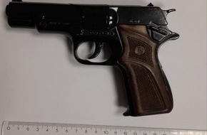 Bundespolizeidirektion Sankt Augustin: BPOL NRW: Bewaffnet ohne Fahrschein/ Bundespolizei zieht Schwarzfahrer mit Spielzeugpistole aus dem Verkehr