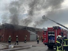 FW-AUR: Brennende Transporter in Hallenkomplex