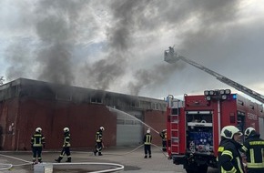Freiwillige Feuerwehr Aurich: FW-AUR: Brennende Transporter in Hallenkomplex