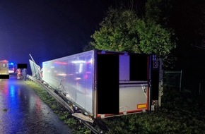 Autobahnpolizeiinspektion: API-TH: Sattelzug mit Lebensmitteln in Graben verunfallt