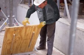 BG BAU Berufsgenossenschaft der Bauwirtschaft: Am Arbeitsplatz vorsorgen - stolpern, stürzen, rutschen: Risiken lauern nicht nur im Winter