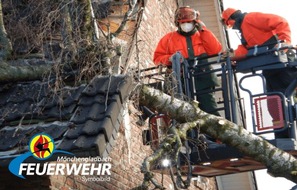 Feuerwehr M&ouml;nchengladbach: FW-MG: Schweres Unwetter zieht &uuml;ber den S&uuml;den von M&ouml;nchengladbach - Regionalzug nach Baum auf Oberleitung evakuiert