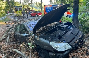 Kreispolizeibeh&ouml;rde Oberbergischer Kreis: POL-GM: Auto prallt gegen Baum