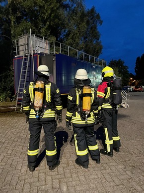 FW-LK Leer: Dreitägige Hitzeschlacht auf der Nesse Realbrandausbildung für rund 170 Feuerwehrleute auf dem Gelände der Kreisfeuerwehr Leer
