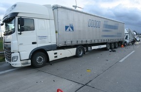 Polizeiinspektion Delmenhorst / Oldenburg - Land / Wesermarsch: POL-DEL: Autobahnpolizei Ahlhorn: Transporter verursacht Verkehrsunfall mit hohem Sachschaden auf der Autobahn 1 im Bereich Stuhr und flüchtet anschließend +++ Bildmaterial