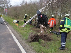 POL-STD: Zwei Autoinsassen bei Unfall in Estorf schwer verletzt