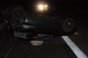 Polizeiinspektion Cuxhaven: POL-CUX: Verkehrsunfall auf der A27 (Foto) - 25-Jährige schwer verletzt + Verkehrsunfall bei Überholvorgang in Loxstedt - Zeugen gesucht