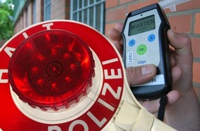 Kreispolizeibehörde Rhein-Kreis Neuss: POL-NE: Mehrere Unfälle, keinen Führerschein, Alkohol- und Drogenkonsum - Autofahrerin irrt durch Meerbusch und flüchtet vor der Polizei
