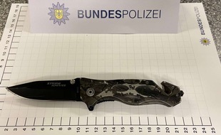 Bundespolizeidirektion Sankt Augustin: BPOL NRW: Ohne Maske, aber Messer griffbereit - Sicherstellung durch Bundespolizei