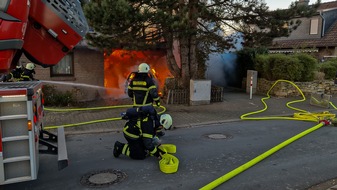 FW-MK: PKW-Brand greift auf Wohnhaus über