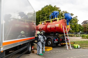Feuerwehr MTK: &quot;Red Tanker &apos;25&quot;: 120 Einsatzkräfte proben Gefahrstofflage an der Heinrich-von-Kleist-Schule Eschborn