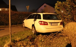 Kreispolizeibehörde Herford: POL-HF: Trunkenheitsfahrt endet im Garten- Zeugen halten Fahrer auf