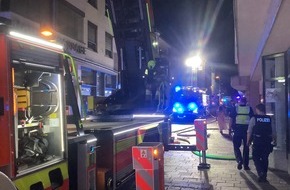 Feuerwehr Paderborn: FW Paderborn: Gemeldeter Wohnungsbrand mit Menschenleben in Gefahr in der Rosenstraße