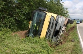 Polizeidirektion Landau: POL-PDLD: Steinfeld: Lkw im Straßengraben umgekippt