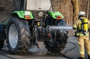 Freiwillige Feuerwehr Menden: FW Menden: Brennenden Trecker mit Wasserkiste gelöscht