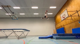 SAT.1: Polizist Daniel aus Hamburg oder "Let's Dance"-Sieger René Casselly: Wer springt live in SAT.1 und auf Joyn auf dem Trampolin zum Weltrekord?