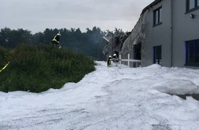 Freiwillige Feuerwehr Bedburg-Hau: FW-KLE: Drittmeldung: Brand eines kunststoffverarbeitenden Betriebs im Gewerbegebiet Bedburg-Hau