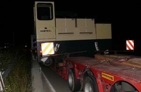 Polizeiinspektion Hildesheim: POL-HI: Verkehrsunfall / Großraum-/Schwertransport bleibt in der Baustelle stecken