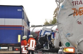 Polizeiinspektion Harburg: POL-WL: Schwerer Verkehrsunfall mit vier beteiligten Lkw