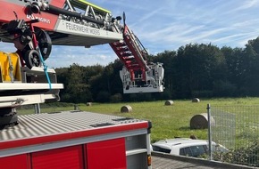 Feuerwehr Moers: FW Moers: Auto durchbricht Zaun und stürzt Böschung hinab