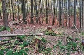 Polizeipräsidium Mittelhessen - Pressestelle Marburg-Biedenkopf: POL-MR: Fichten gefällt und Gebilde gebaut + Garagen besprüht + Lampe und Schrank entwendet
