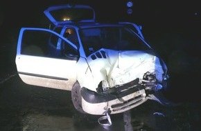 Polizei Minden-Lübbecke: POL-MI: Auto prallt gegen Baum