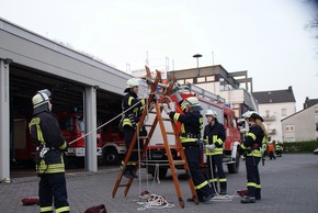 FW-AR: 15 Arnsberger Feuerwehr-Einsatzkräfte beginnen ihre Grundausbildung