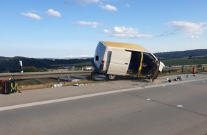 Autobahnpolizeiinspektion: API-TH: Kleintransporter kommt nach &Uuml;berschlag auf Schutzleitplanke zum Stehen