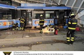 Feuerwehr München: FW-M: Straßenbahn entgleist in Haltestelle (Schwabing)
