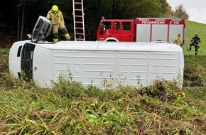 Kreispolizeibehörde Oberbergischer Kreis: POL-GM: Sprinter stürzt Böschung hinunter