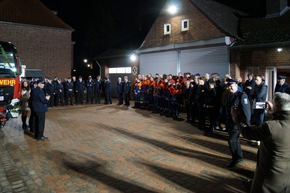 FW Wathlingen: &Uuml;bergabe eines Tankl&ouml;schfahrzeuges und eines Logistikanh&auml;ngers an die Ortsfeuerwehr Adelheidsdorf