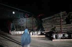 Polizeipräsidium Mittelhessen - Pressestelle Marburg-Biedenkopf: POL-MR: Friedhofsparkplatz beschmiert + Holztransporter bleibt an Brücke hängen