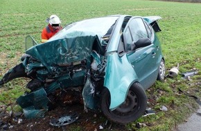 Polizei Minden-Lübbecke: POL-MI: Autofahrerin verstirbt nach schwerem Verkehrsunfall