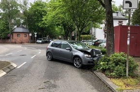 Polizeidirektion Worms: POL-PDWO: Fahrzeug fährt gegen Baum - Fünf leicht verletzte Insassen