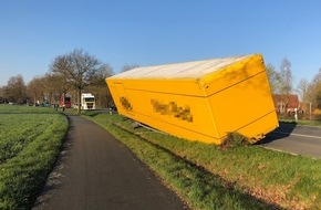 Polizei Paderborn: POL-PB: Sattelschlepper verliert Auflieger