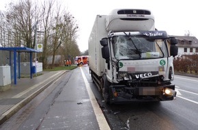 Polizeiinspektion Hameln-Pyrmont/Holzminden: POL-HM: Kollision zwischen zwei Lkw - Feuerwehr befreit eingeklemmten Fahrer