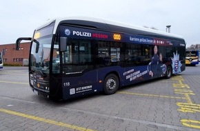 Hessische Hochschule für öffentliches Management und Sicherheit (HöMS): HPA: Karriere bei der Polizei Hessen bewegt Innovative Verkehrsmittelwerbung für die Nachwuchsgewinnung