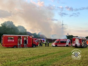 FW Neukirchen-Vluyn: Großbrand einer Scheune - Kräftezehrender Einsatz über 17 Stunden + Nachlöscharbeiten bis zum Folgetag (Abschlussmeldung)