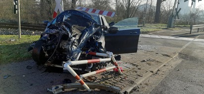 Bundespolizeiinspektion Frankfurt/Main: BPOL-F: Unfall am Bahnübergang im Bereich Klein Auheim - Bundespolizei sucht Zeugen