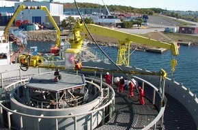 ABB AG: Verladen von Hochspannungsgleichstrom-Übertragungskabeln von ABB auf das Verlegeschiff in Karlskrona (mit Bild)