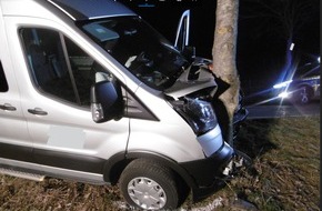Polizei Aachen: POL-AC: Unfall auf der Landstraße - Fahrer schwer verletzt
