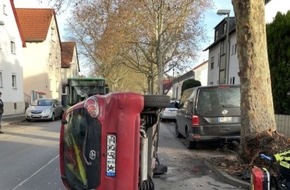Polizeipräsidium Südosthessen: POL-OF: Fahrerin bei Alleinunfall leicht verletzt: Kleinwagen fällt auf die Seite