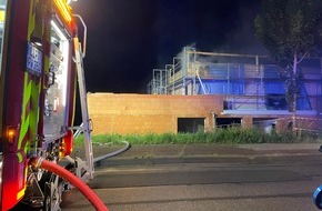 Freiwillige Feuerwehr Bad Salzuflen: FF Bad Salzuflen: Neubau eines Kindergartens brennt am Elkenbreder Weg / Feuerwehr verhindert mit rund 50 Einsatzkräften schlimmeres