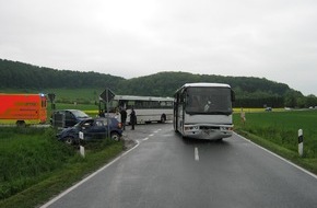 Polizeiinspektion Hameln-Pyrmont/Holzminden: POL-HOL: Beim Abbiegen mit Linienbus zusammengestoßen