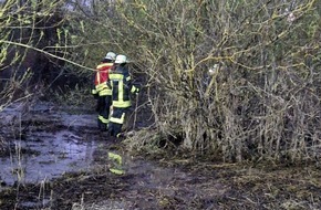 Kreisfeuerwehrverband Lüchow-Dannenberg e.V.: FW Lüchow-Dannenberg: Dreibeiniger Hund jagt Ente +++ verheddert sich im Uferbereich der Jeetzel im Gestrüpp +++ Feuerwehr rettet Hund