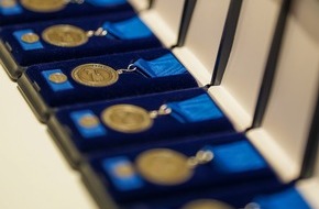 Kreisfeuerwehrverband Bodenseekreis e. V.: KFV Bodenseekreis: 366 Rettungskr&auml;fte erhalten Bev&ouml;lkerungsschutz-Medaille f&uuml;r Hochwasser-Einsatz 2024