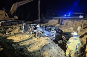Feuerwehr Bremerhaven: FW Bremerhaven: PKW st&uuml;rzt auf der BAB 27 in eine Baugrube